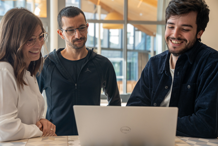 trois-personnes-travaillant-sur-xaitwebproposal-pour-faire-leur-presentation-commerciale