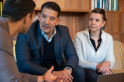 trois-personnes-discutant-d-une-solution-logiciel-faire-rapidement-leur-contrats