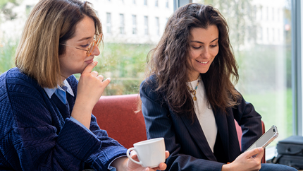 deux-personnes-reflechissant-a-une-solution-innovante-pour-leur-presentation-commerciale