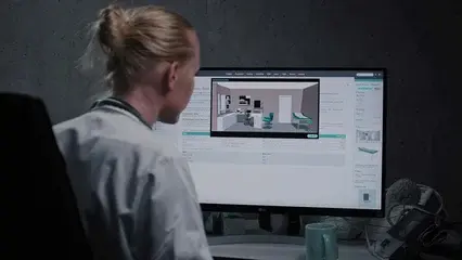 Femme qui travail sur son ordinateur de dos